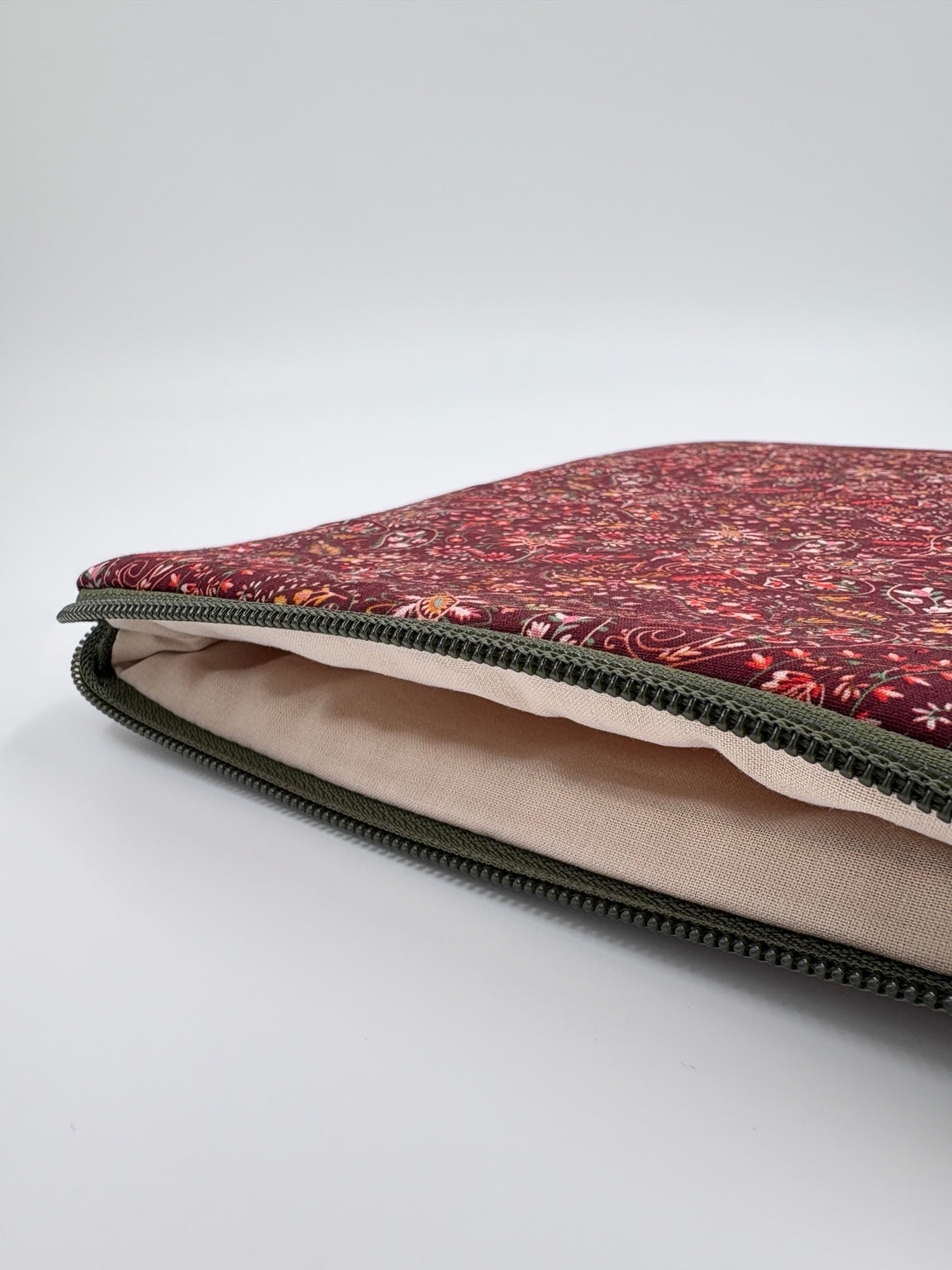 Detalle de la cremallera verde oliva y forro beige de la funda Rubí Bookmima
