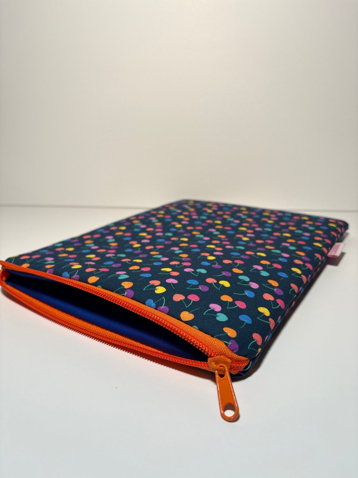 Funda para libro Carolina, acolchada con cremallera Bolsillo - Bookmima
