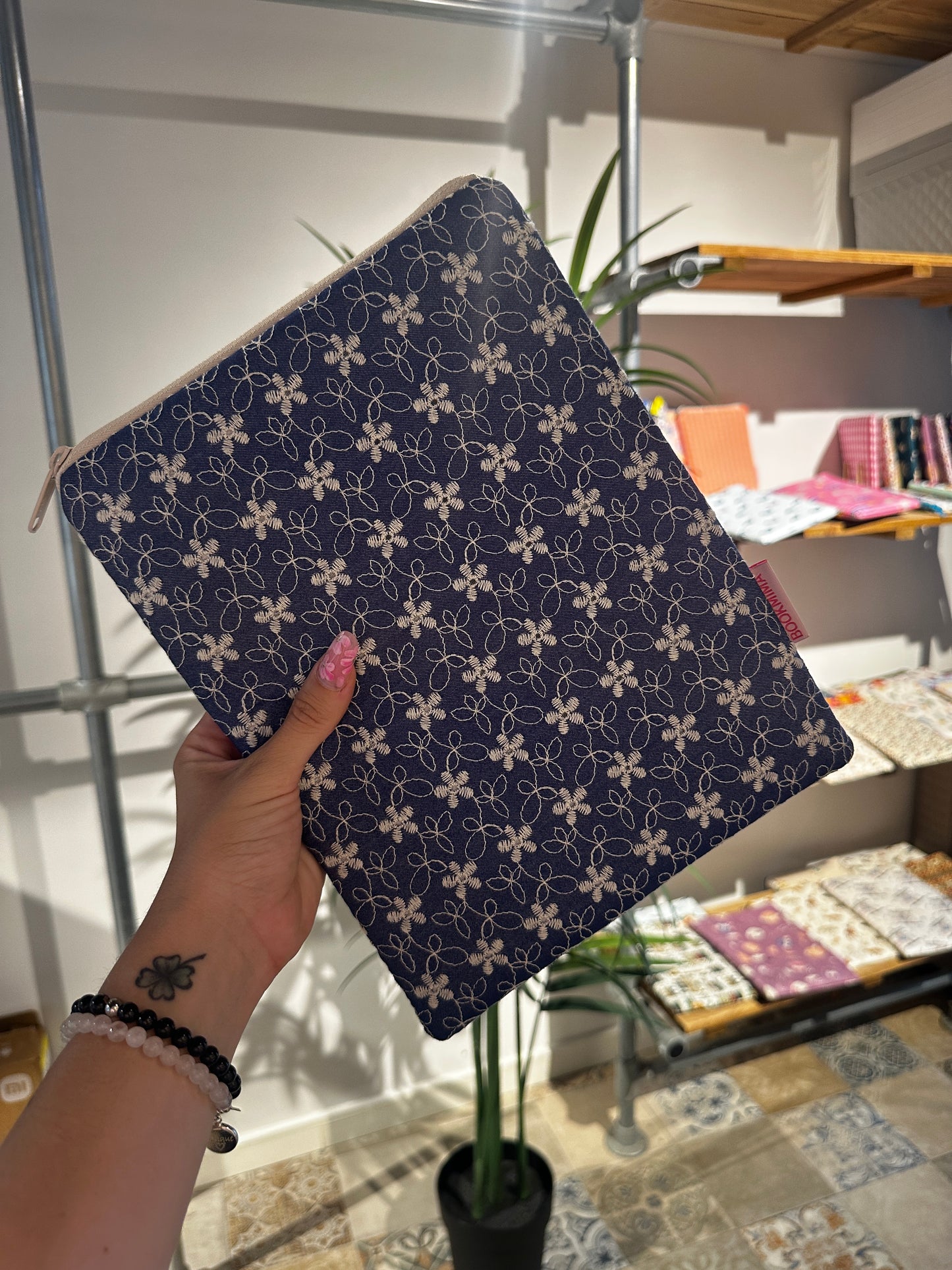 Funda para libros tejana bordada