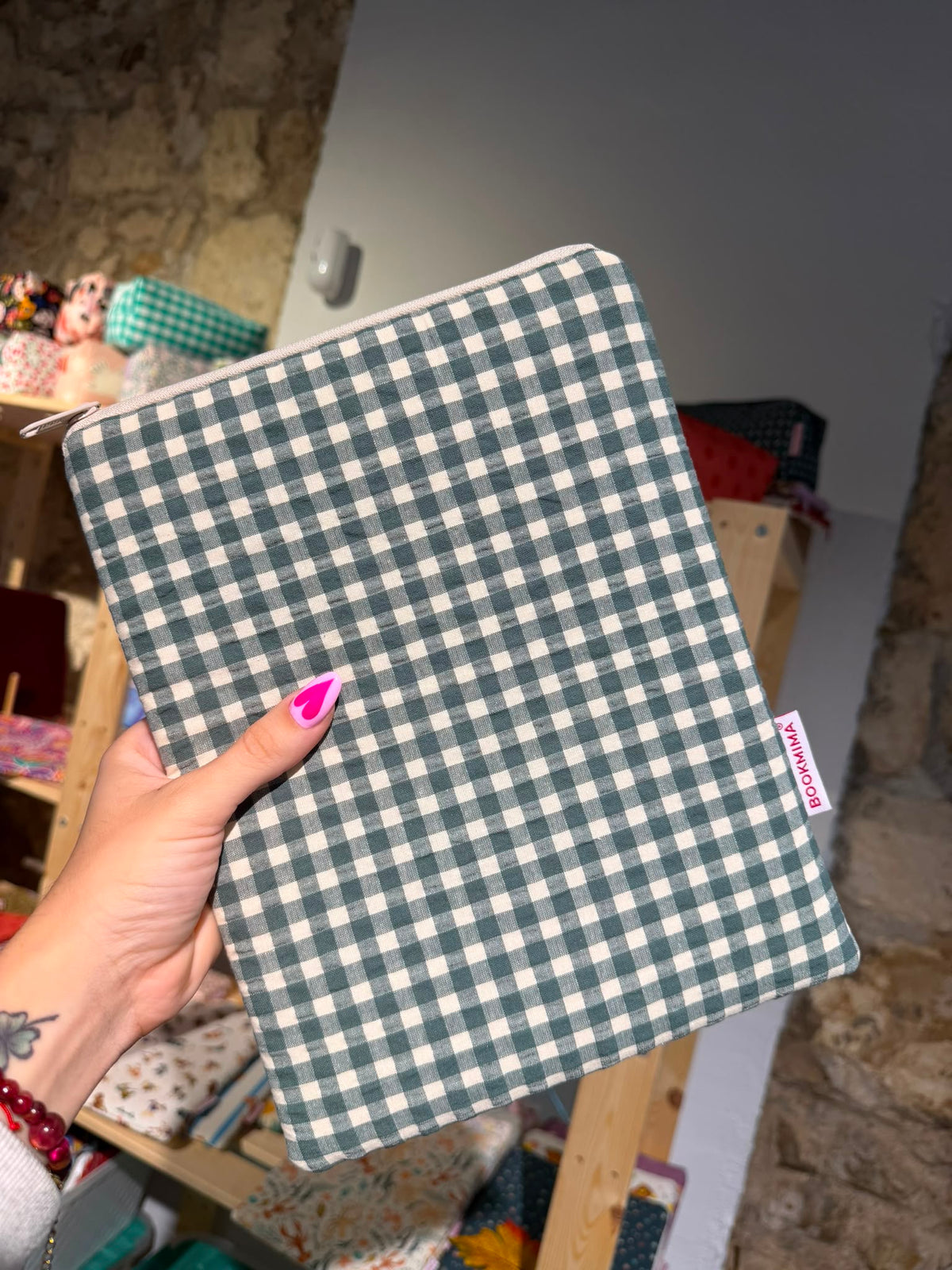 Funda para iPad y tablet Vichy Oliva de Bookmima en cuadros verde oliva y crema