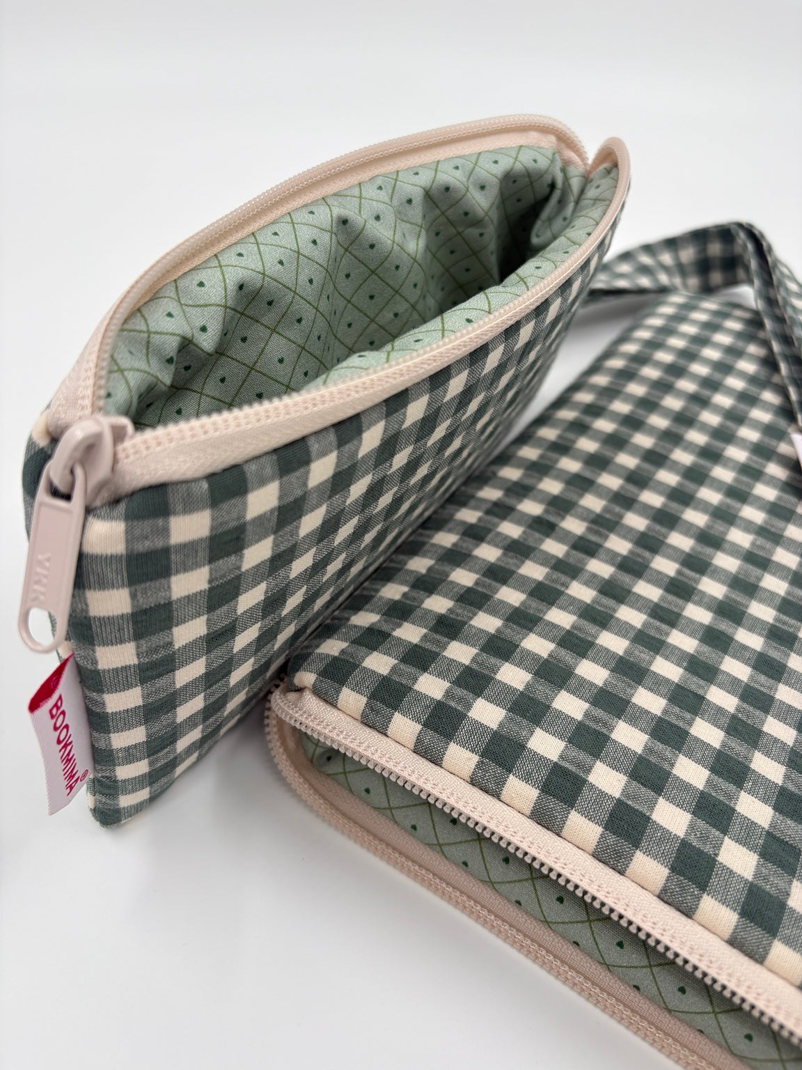 Pack Oliva Bookmima: detalle del forro interior verde geométrico y cremalleras beige