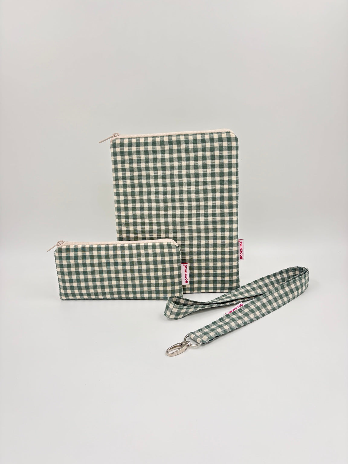 Pack Oliva Bookmima: funda acolchada, estuche y lanyard vichy verde oliva y crema