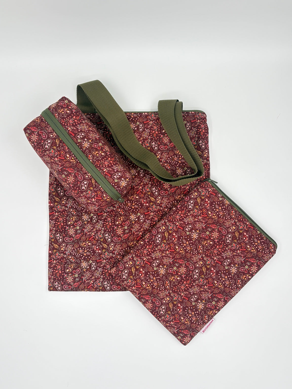 Pack regalo Rubí Bookmima: tote bag, neceser BOX y funda con estampado floral burdeos y asas verde oliva